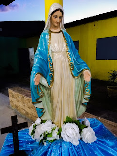 Imagem de Nossa Senhora das Graças com um crucifixo na sede do DJC Canindezinho.