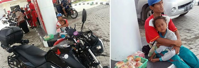 Kasihan! Bapak Ini Jualan Roti Sambil Bawa Anaknya yang Cacat Mental Kasihan! Bapak Ini Jualan Roti Sambil Bawa Anaknya yang Cacat Mental