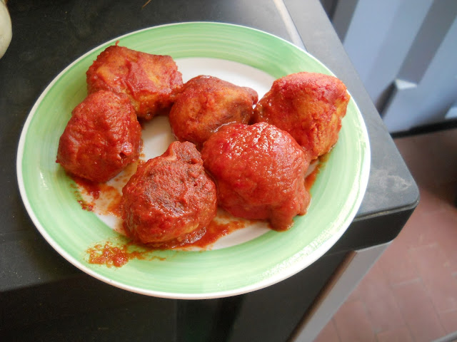 polpette di pane ripiene con salsa di pomodoro