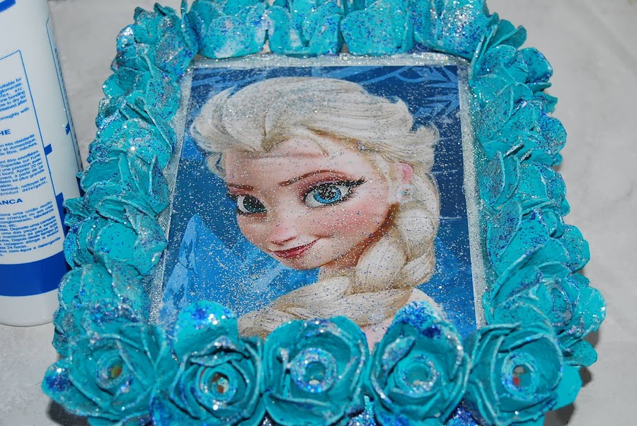 cuadro con flores de carton de huevos.