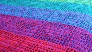 Idea: Decoramos con crochet filet aplicado a manta o cortina
