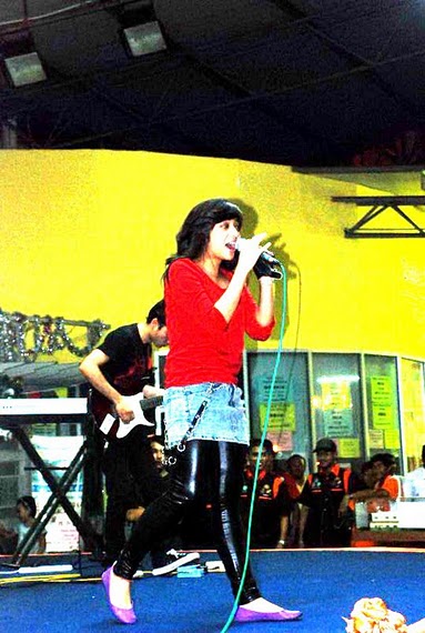 Chikita Fawzi di Atas Panggung Show Rock Pertamanya, 2010