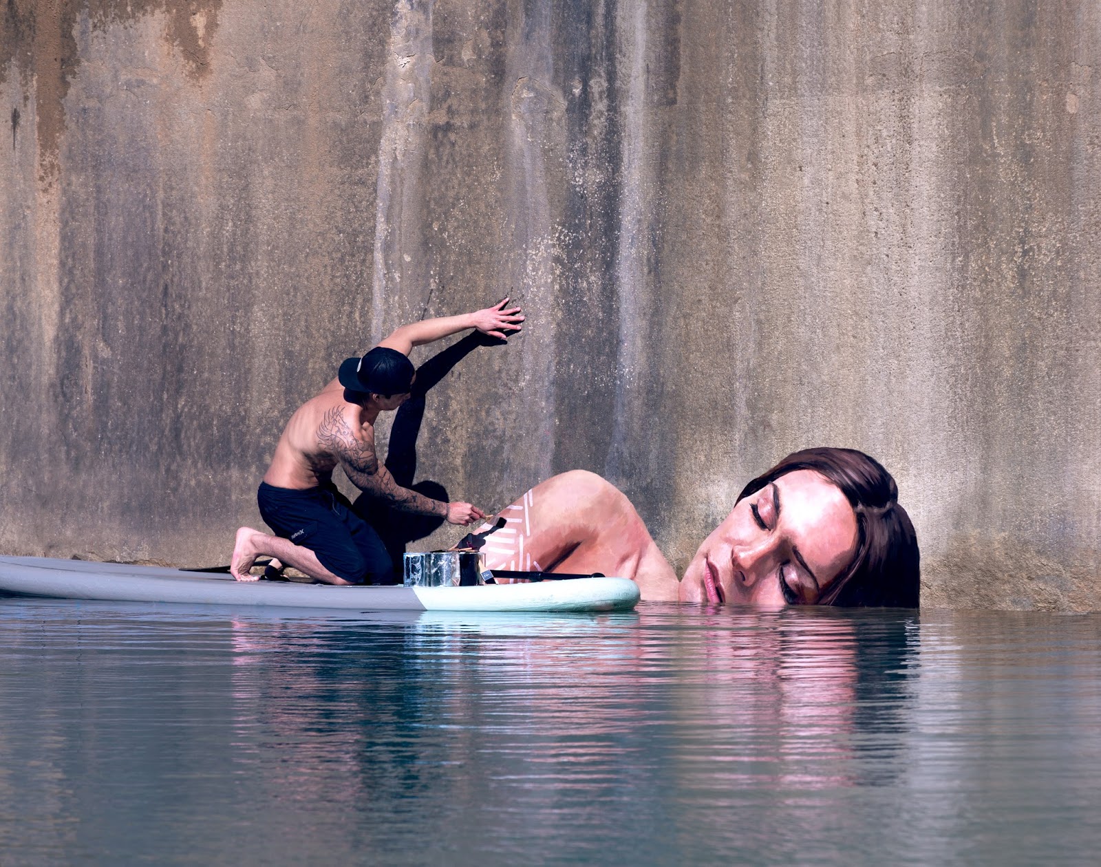 Artist Paints Murals of Women While Floating on a Surfboard Artist Paints Murals of Women While Floating on a Surfboard