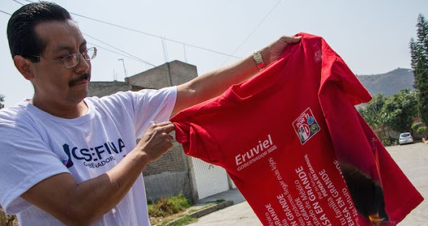 Hombre se quita playera del PRI y le prende fuego en el Edomex Hombre se quita playera del PRI y le prende fuego en el Edomex