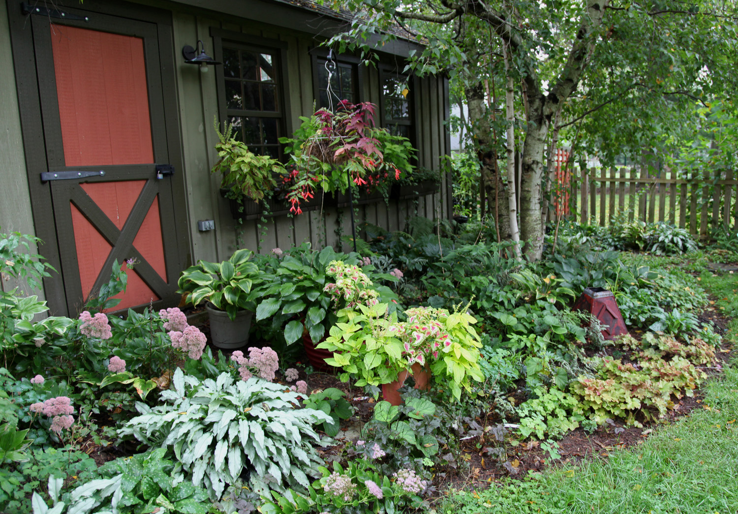 Decorating courtyard garden with simple landscape