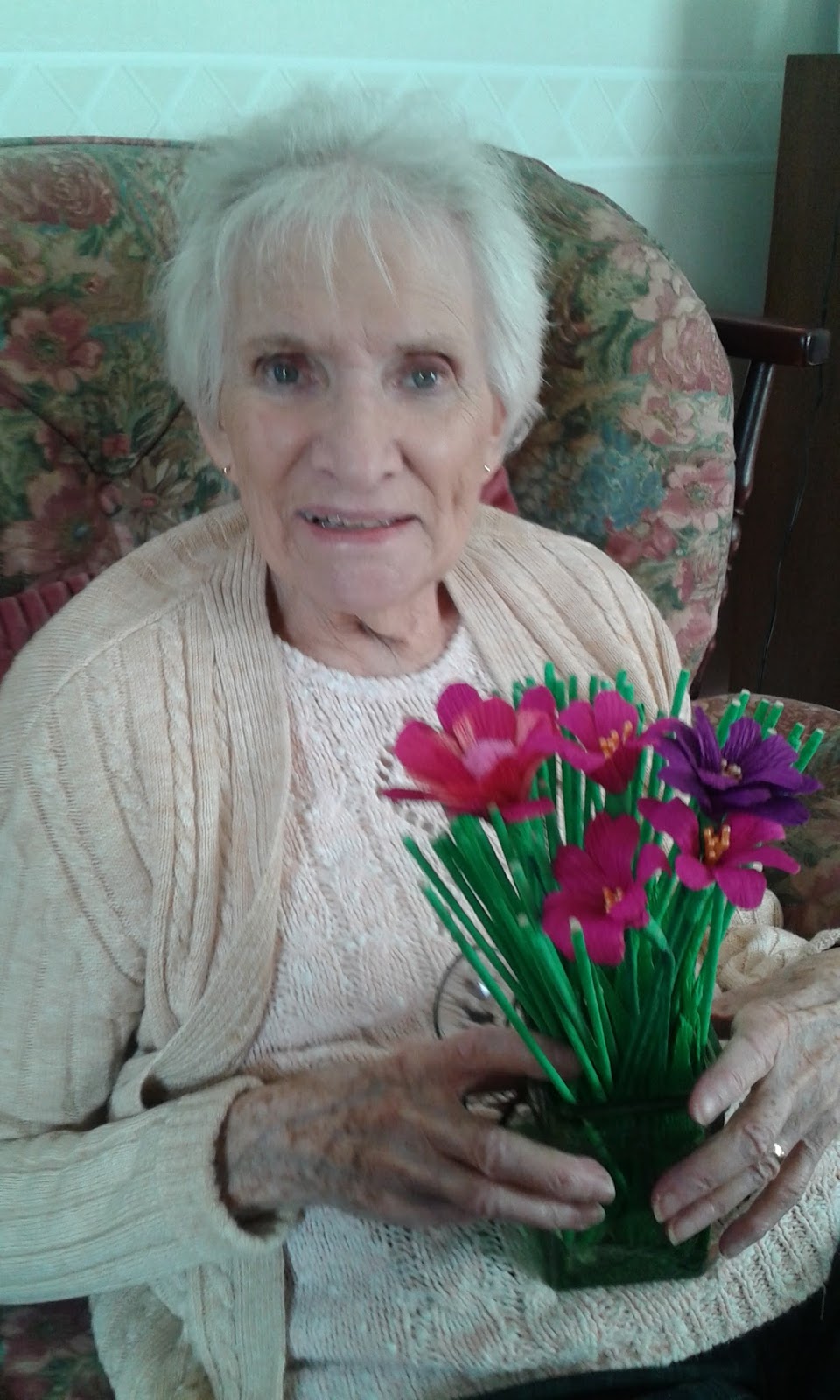 How Art Therapy can help those with Dementia Making Paper Flowers Art Therapy for those