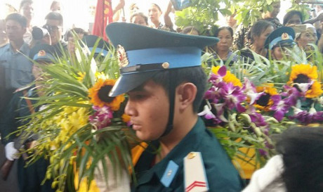 Xuc dong canh que huong don liet sy Tran Quang Khai tro ve - Anh 9