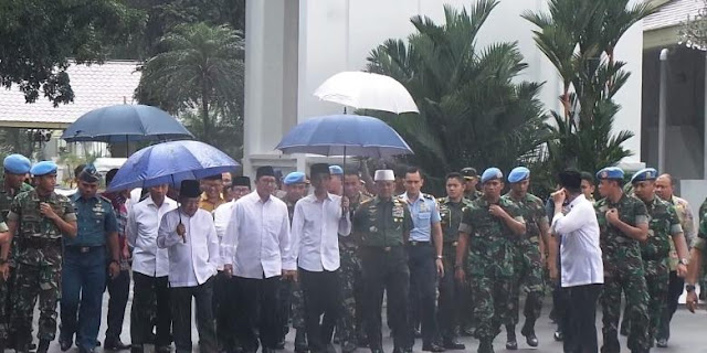 Foto Jokowi Shalat Jumat di Monas Ramai Dibagikan di Twitter Foto Jokowi Shalat Jumat di Monas Ramai Dibagikan di Twitter