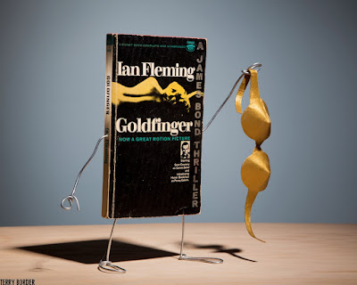 Meme de humor sobre el libro Goldfinger