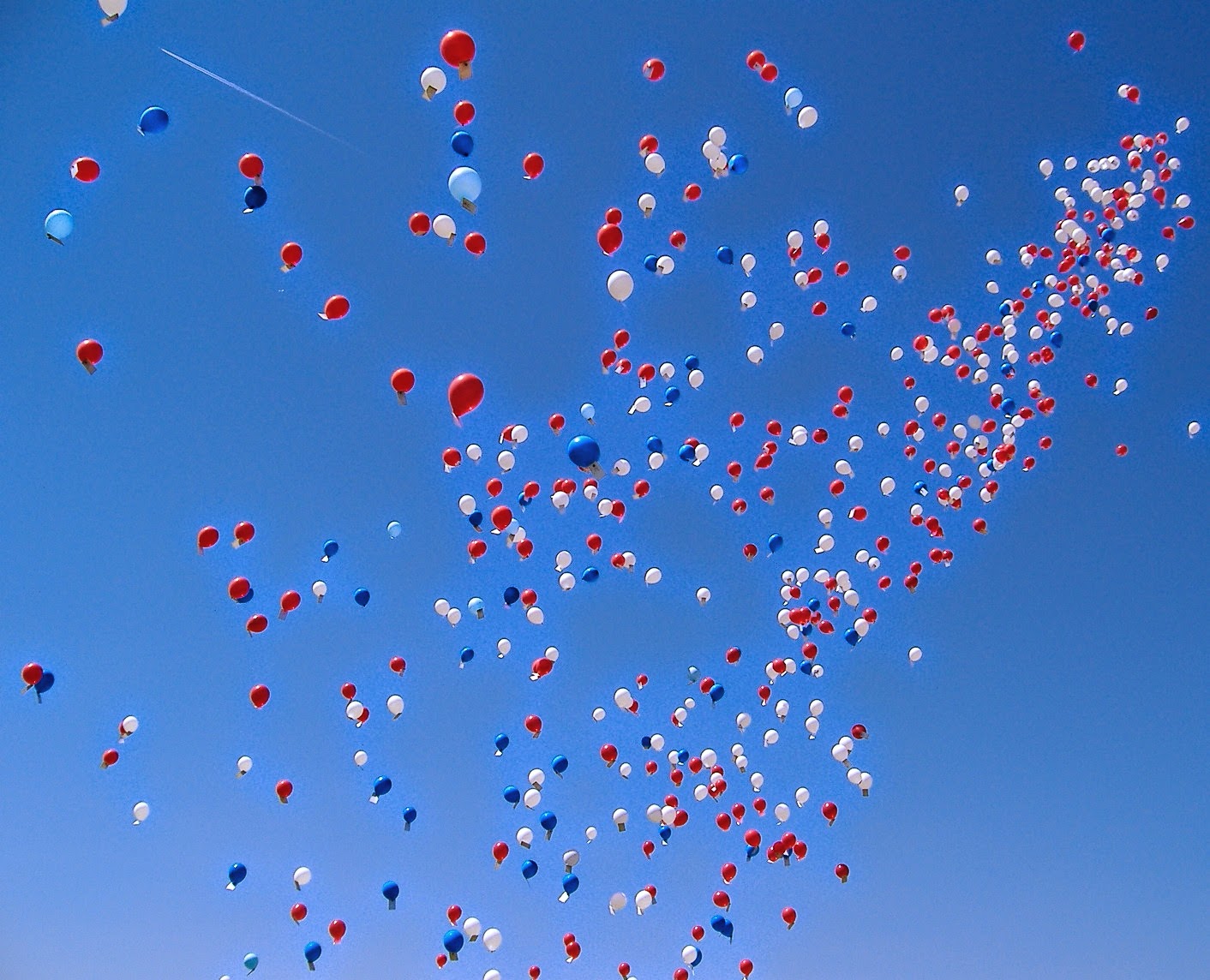 летящие шарики. летящие шарики. воздушные шары. фон с воздушными шарами. летящие шарики.