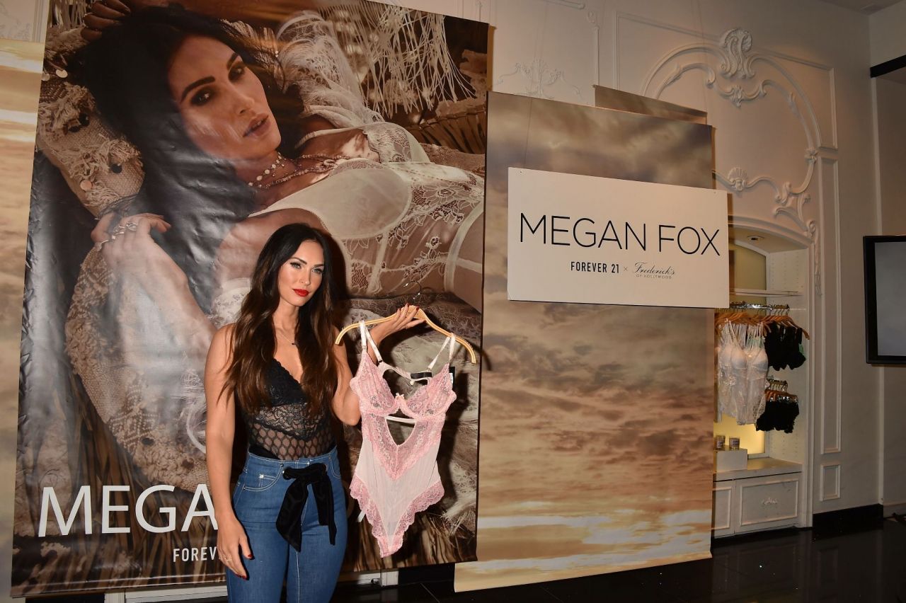 Megan Fox at Forever 21 in Glendale – Celeb Central