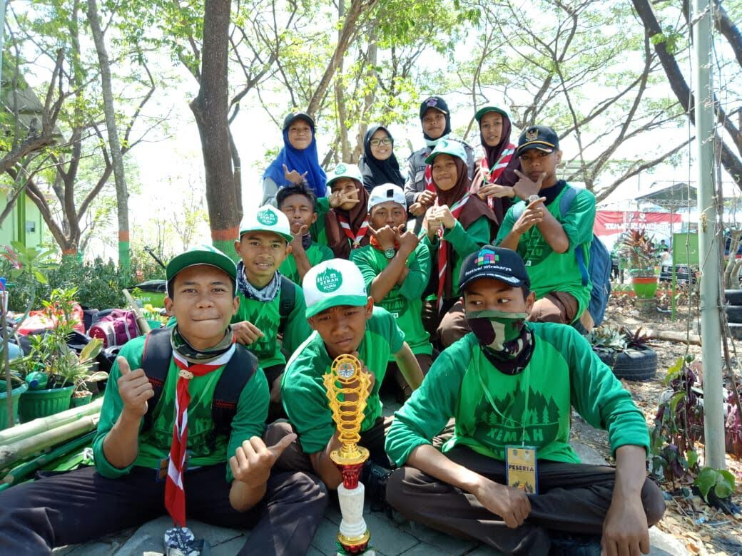 Tim Man 2 Nganjuk Peringkat 2 Pengelolaan Sampah Saat Kemah Hijau Se Kab Nganjuk Man 2 Nganjuk Jawa Timur Indonesia