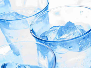 Bahaya Minum Air Es Saat Berbuka dan Sahur