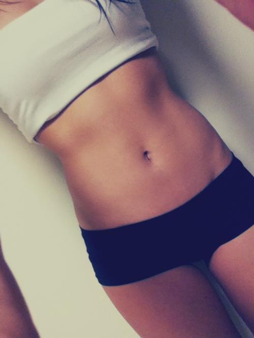 животы девушек 14. живот подростка девочки. обычный женский живот. животы девушек 14. девушка в шортах и футболке.