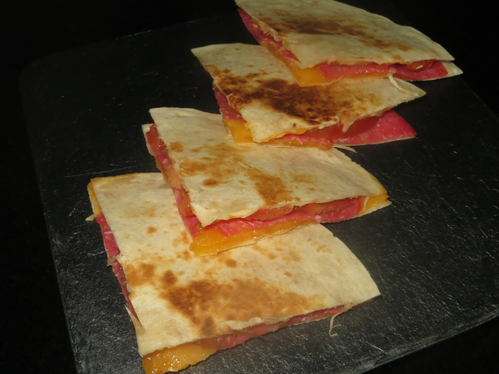 La cuchara en la maleta QUESADILLA DE SALAMI Y TOMATE