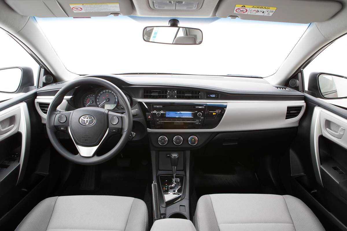 Toyota Corolla GLi 2016 - interior