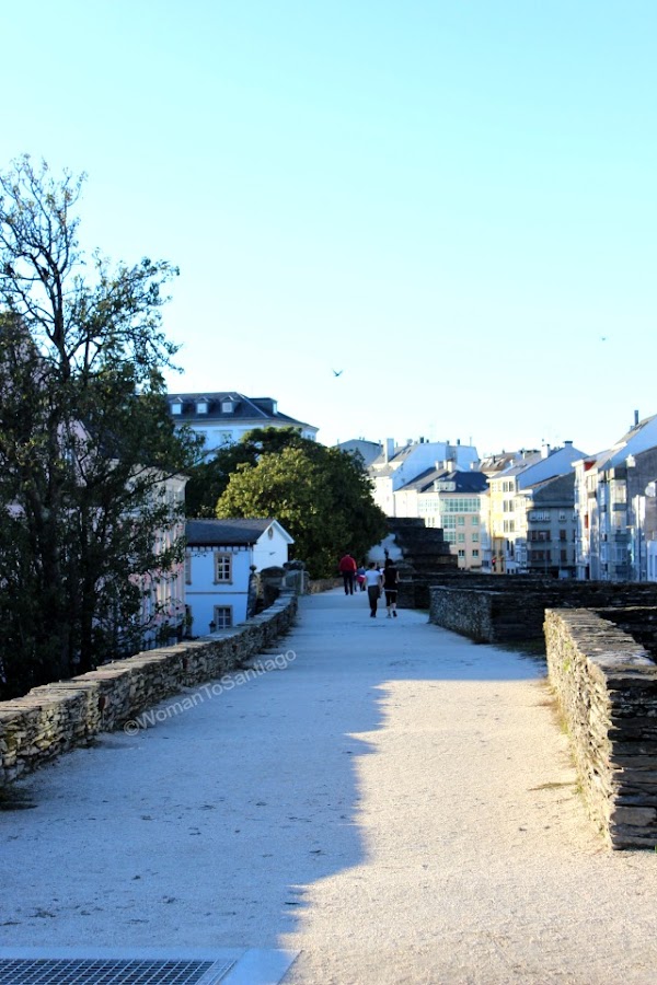 muralla-lugo-camino-de-santiago-primitivo-paseo