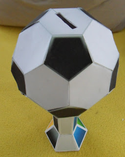 Mirages - Bastelstube: Bastelstunde papercraft Fussball + Hello Kitty