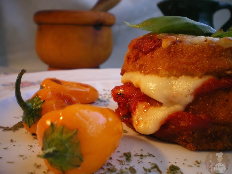 Stacks de berenjenas rebozadas con mozzarella fresca y salsa marinada