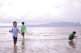 anak kecil di pantai anak kecil di pantai
