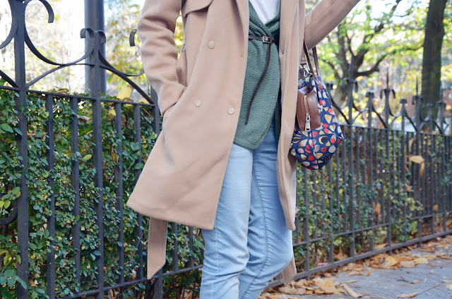abrigo-camel-coat-hat-sombrero-boots-look-blogger
