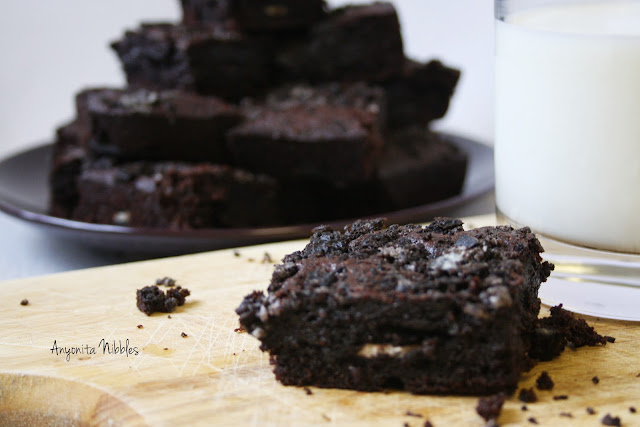 These Oreo Overload Brownies are perfect for parties and barbecues