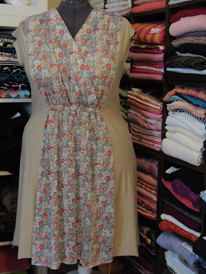 Kwik Sew 4013 Floral Tan Jersey Knit Dress www.sewplus.blogspot.com