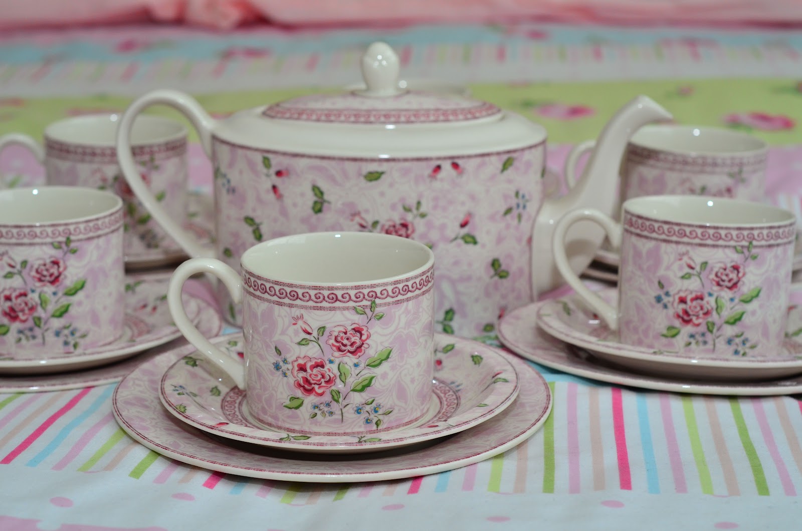 Kitch 'n' Chic Johnson Brothers Rose Damask Tea Set