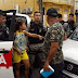Homem surra mulher com ‘cipó de boi’ em frente a Câmara Municipal de João Pessoa