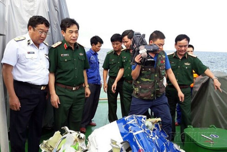 Hinh anh dau tien ve manh vo may bay tuan tham CASA 212 bi roi - Anh 6