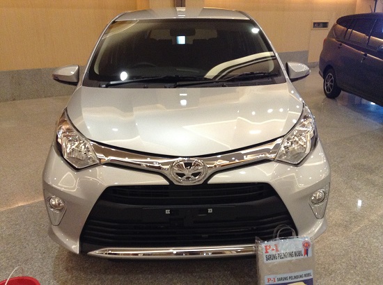 Resmi ! Akhirnya Toyota Calya Launching di Galaxy Mall Surabaya toyota calya silver