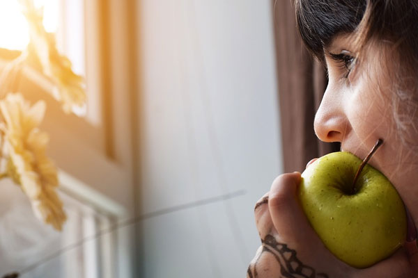 menina fazendo dieta comendo uma maca menina fazendo dieta comendo uma maca