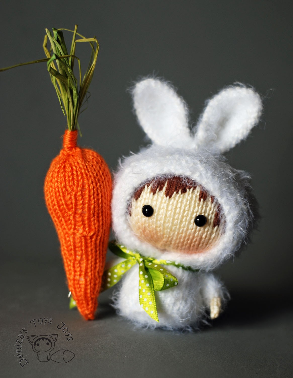Зайчик морковь. Зайчик с морковкой из фетра. Вязаная морковка. Вязаный заяц с морковкой. Морковь вязаная спицами.