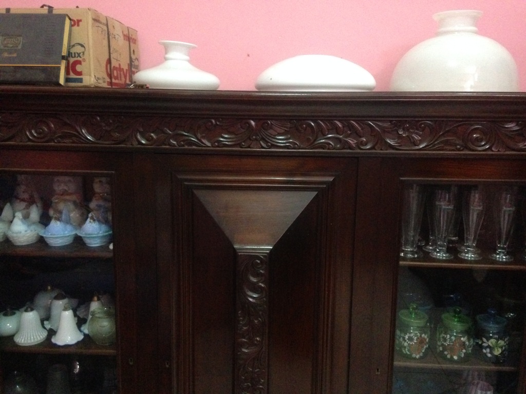 SEBUAH LEMARI PAJANG (LEMARI HIAS) TIGA PINTU VANDERPOOL BERMOTIF KHAS