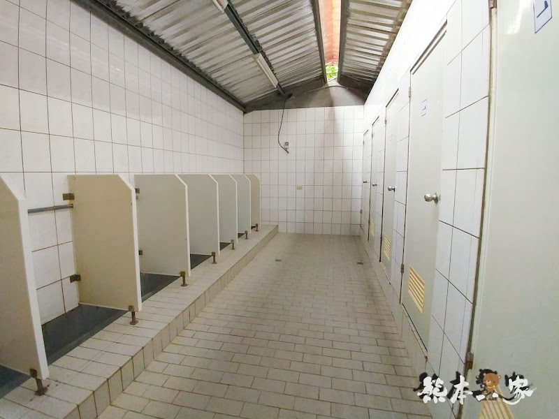 苗栗婚紗IG打卡景點|教堂廣場-飛牛牧場|寬敞露營營地設有盥洗區烤肉區好便利