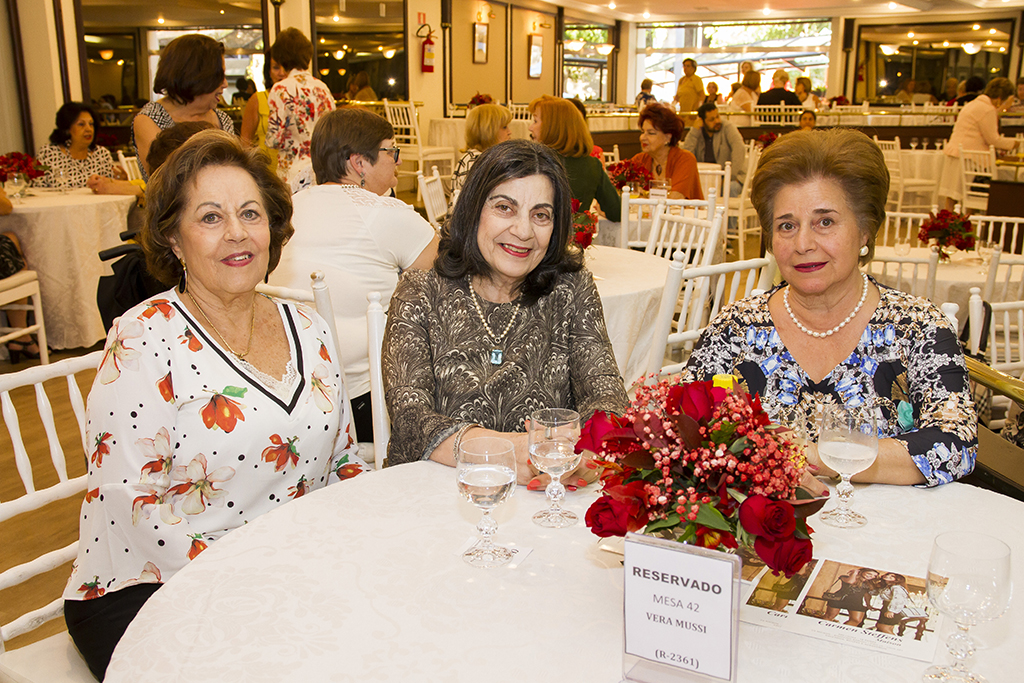 chá para todos do clube curitibano apresentou desfile da carmen