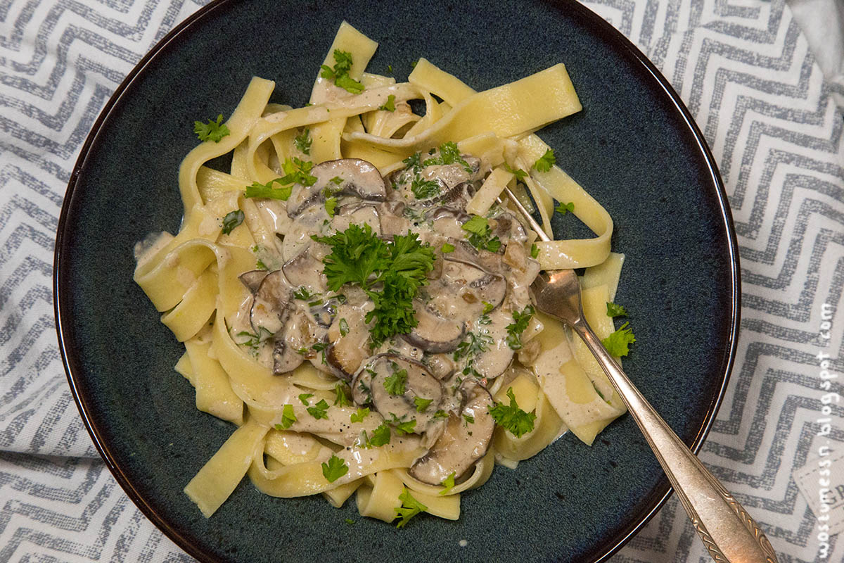 Wos zum Essn: Bandnudeln mit Champignon-Sahnesoße [vegan]
