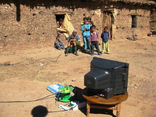 قرويين مغاربة يشاهدون التفاز لأول مرة 