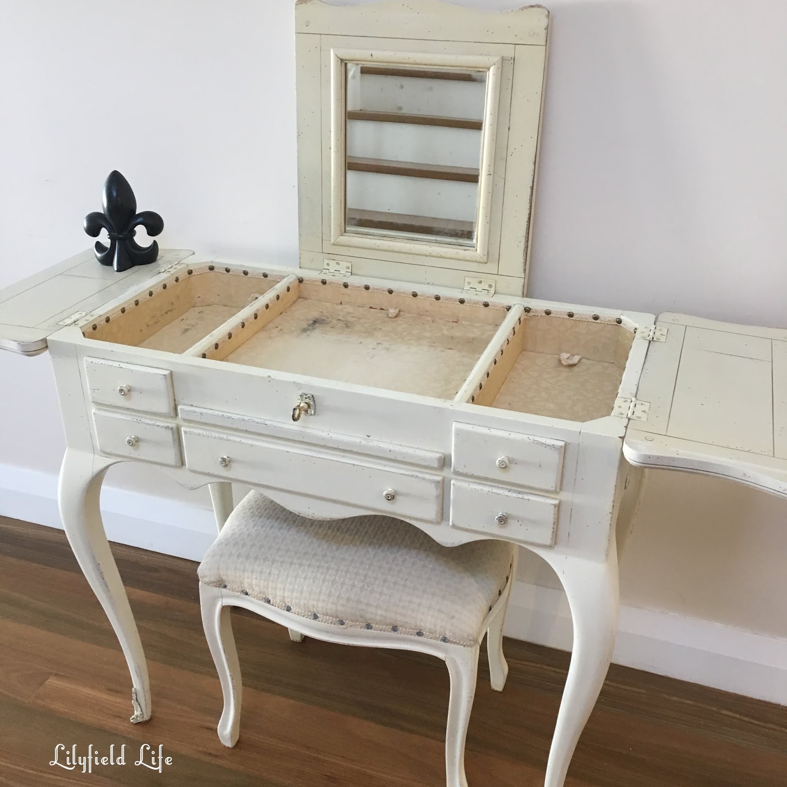 Lilyfield Life Sweetest vintage dressing table