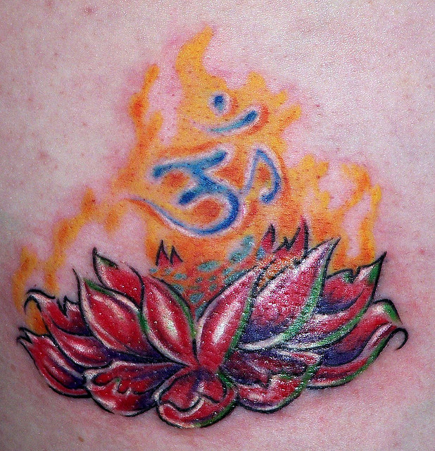 Tatuaje flor de loto hombro