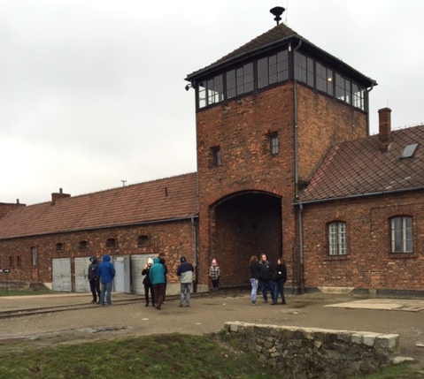 Torre de vigilancia en la entrada de Auschwitz-Birkenau