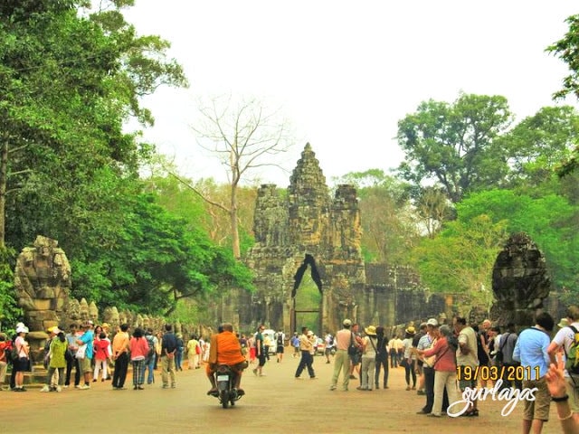 main gate Bayon Temple by gurlayas.blogspot.com