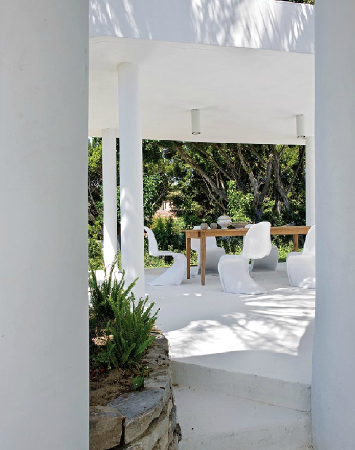Una casa  de estilo mediterráneo elegante y minimalista