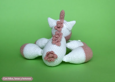 Con hilos, lanas y botones: unicornio amigurumi rosa