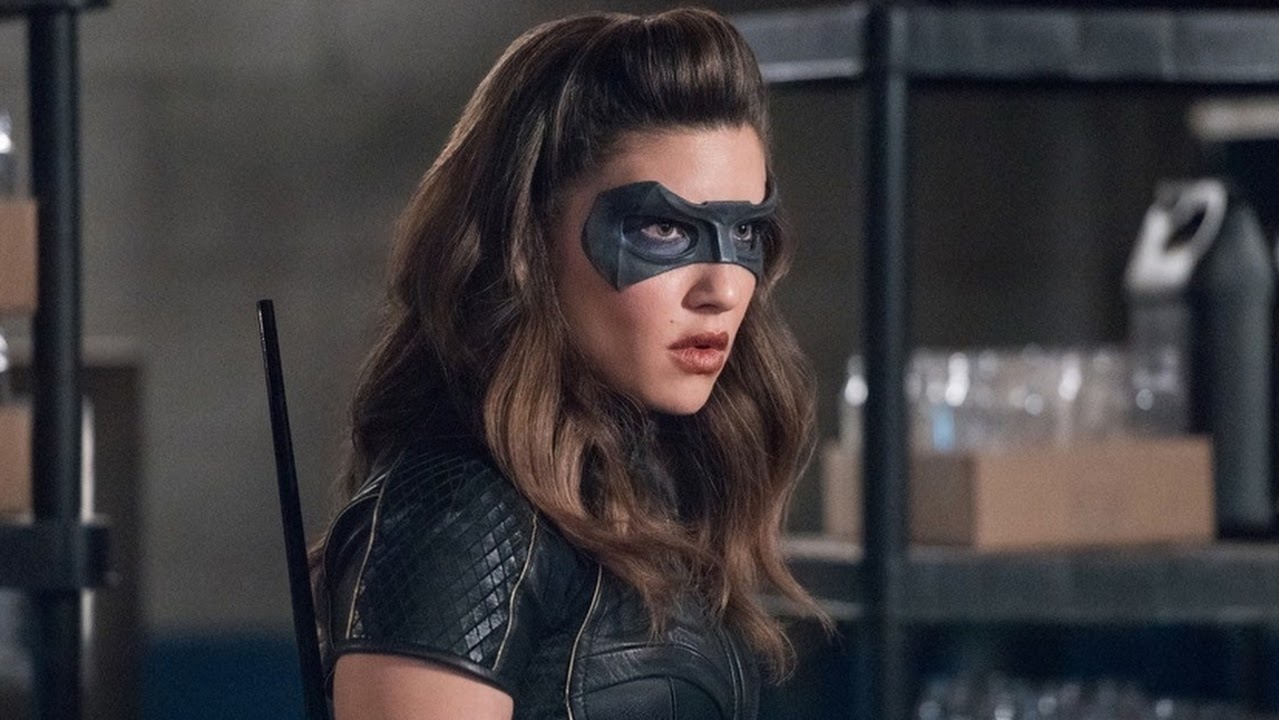Estrela de 'Arrow' Juliana Harkavy admite que ainda não viu 'Aves de Rapina'