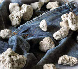 джинсы с сердечками женские. девушка в джинсах сзади. мокрые джинсы. камушки в карманах джинсов. фотосессия цветы в джинсах.