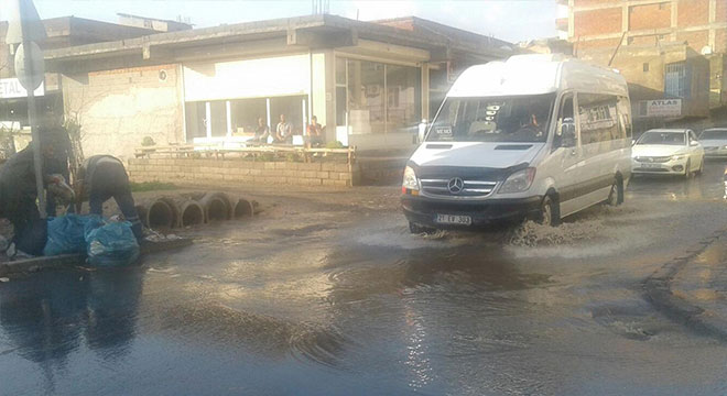 Diyarbakır’da aniden etkili olan yağış hayatı olumsuz etkiledi Diyarbakır’da aniden etkili olan yağış hayatı olumsuz etkiledi