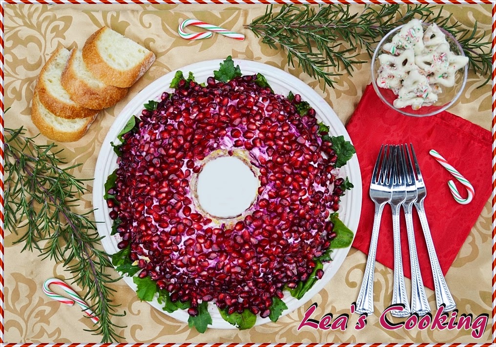 салаты на новый год. новогодний салат рождественский венок. новогодний салат с гранатом. украшение салата в виде венка. новогодние салаты.