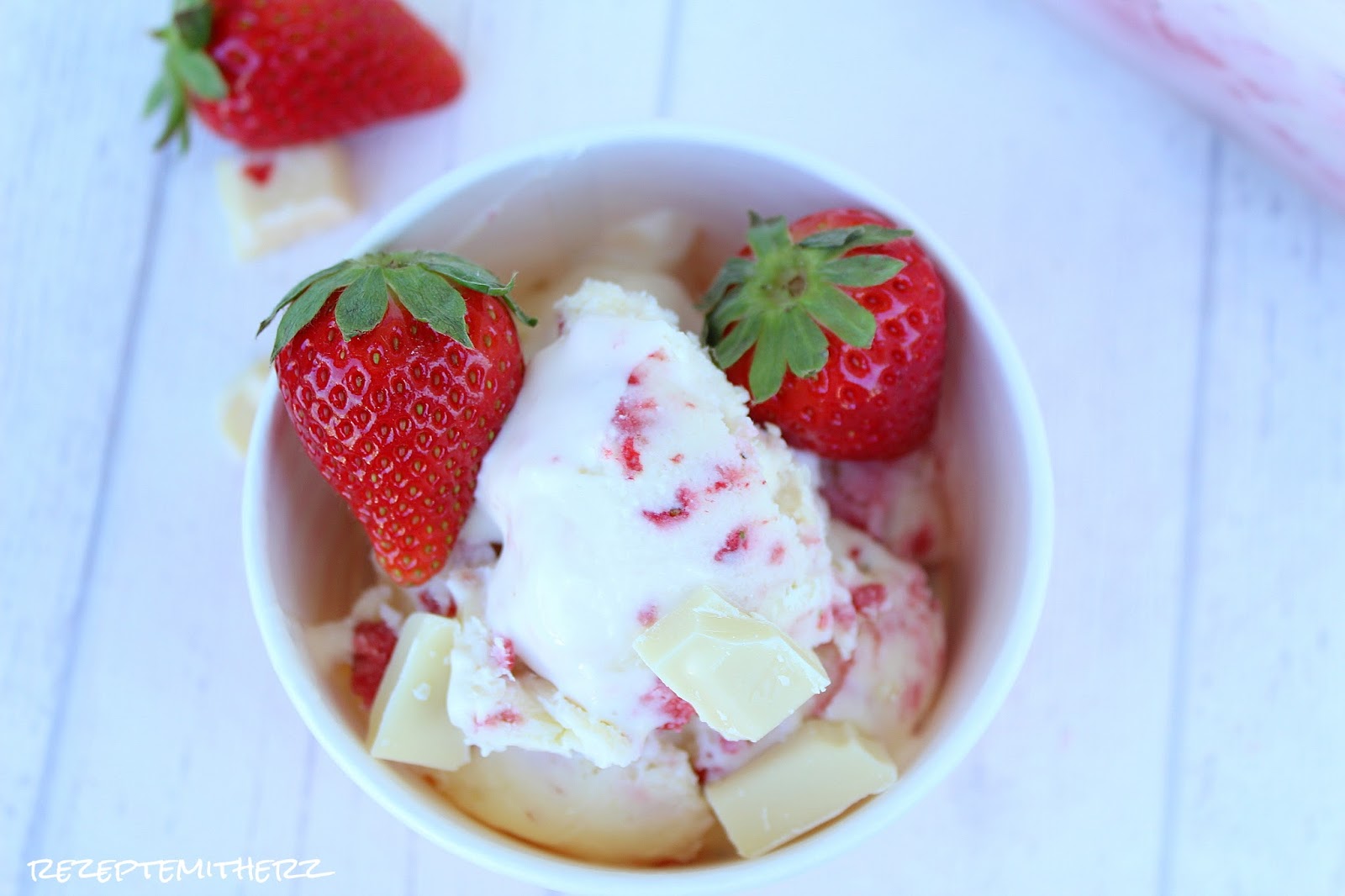 Rezepte mit Herz: Vanille Eis mit Erdbeeren &amp; weisser Schokolade