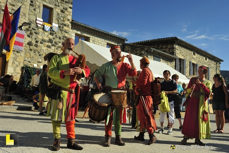 la troupe des goliards à saint vincen de barres photo Pascal Blachier